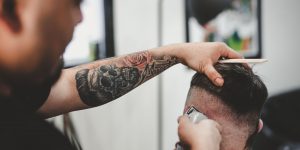 Máquinas de cortar cabelo - As melhores segundo cabeleireiros (Imagem: John Arano/Unsplash)