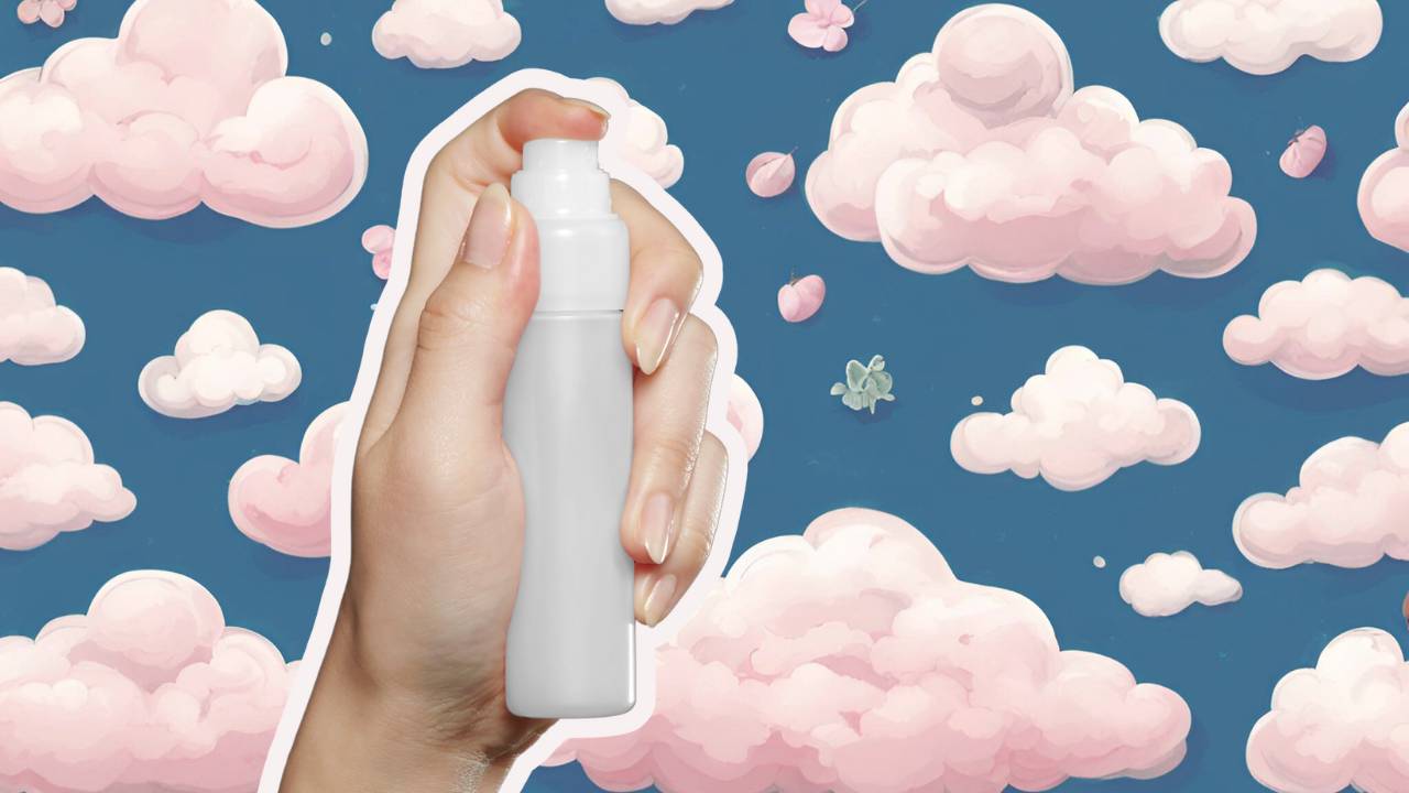 Mão feminina apertando um frasco de perfume sob um fundo de nuvens coloridas