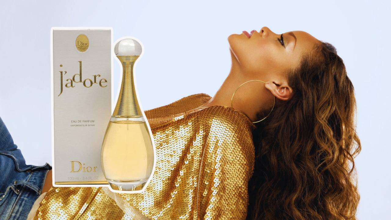 Montagem com Rihanna deitada e o perfume J'Adore ao lado