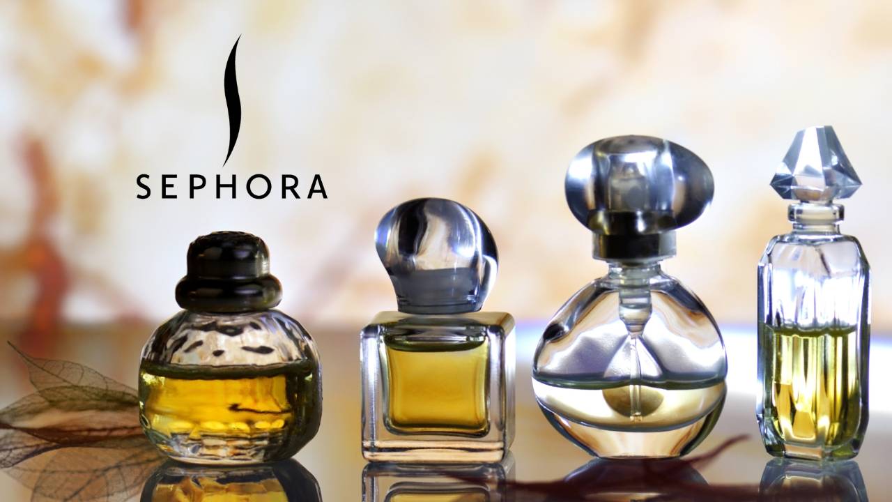 Frascos de perfumes em cima de uma mesa; no canto superior esquerdo, a logo da Sephora
