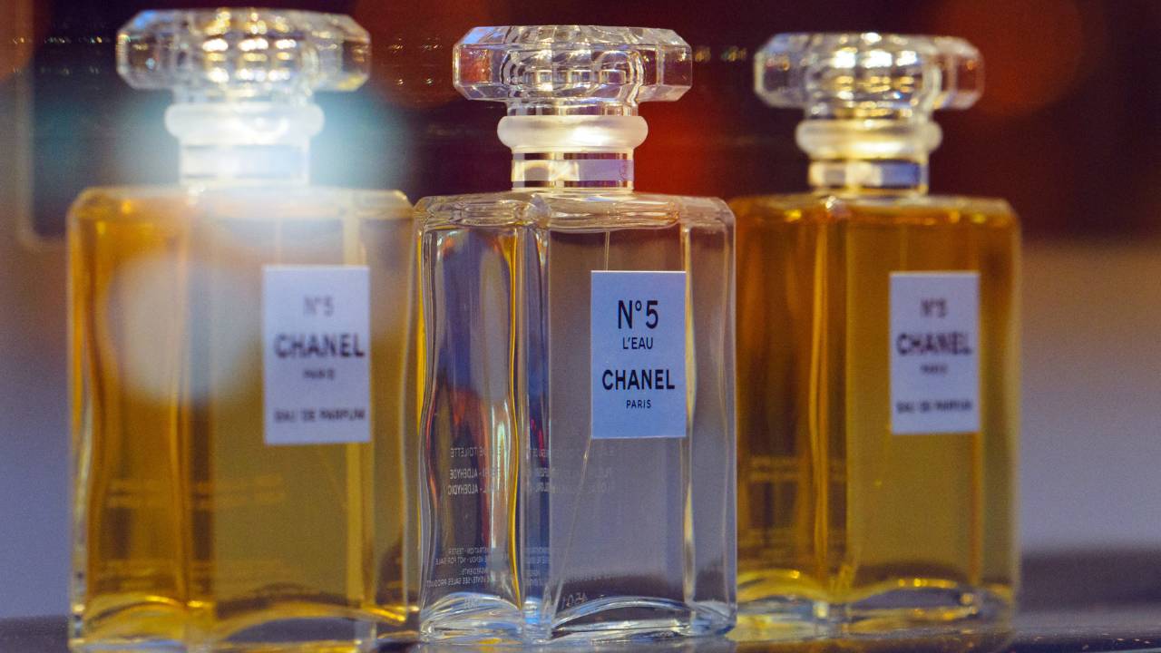 Três frascos de versões diferentes do perfume Chanel nº5