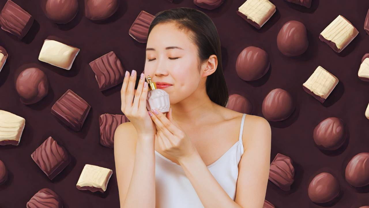 Mulher oriental cheirando um frasco de perfume; ao fundo, uma montagem com chocolates