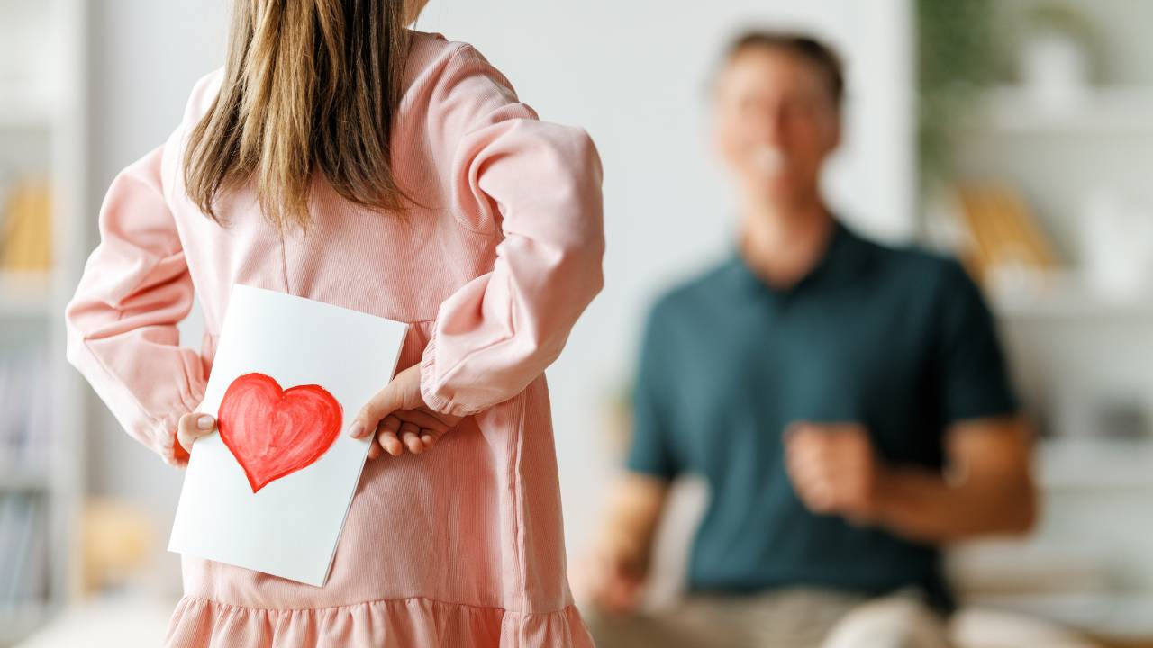 Menina prepara uma surpresa para o pai