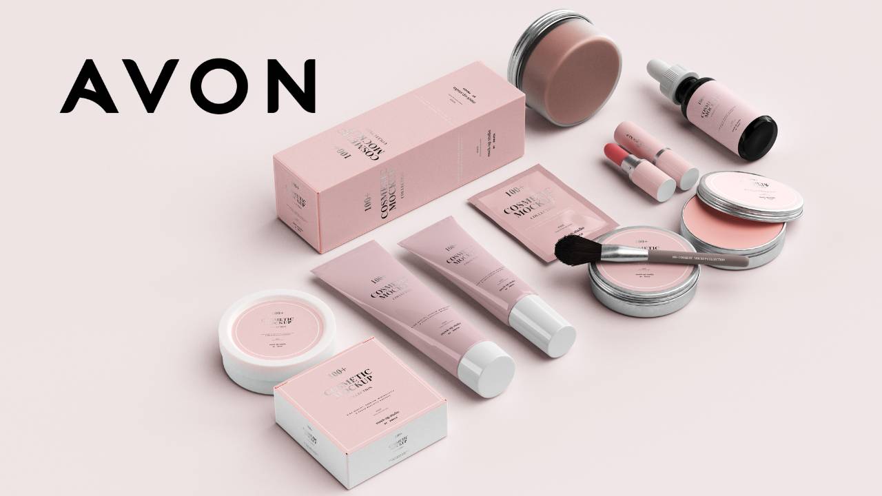 Cosméticos variados dispostos em uma superfície plana; ao lado, a logo da Avon