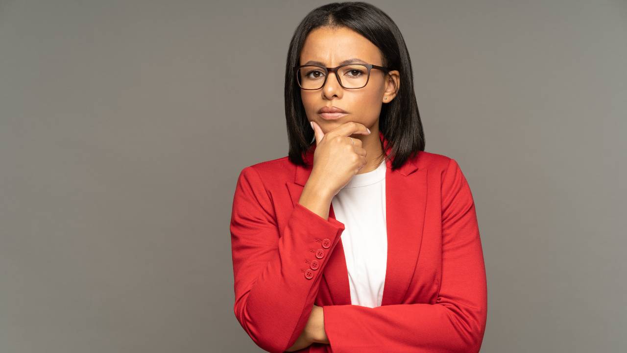 Mulher negra com ar de desconfiança