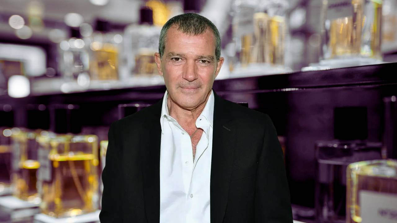 Antonio Banderas em destaque em uma montagem que tem uma prateleira de perfumes ao fundo