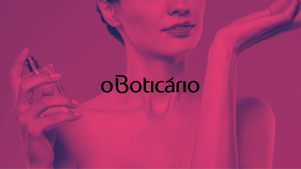 Montagem com mulher com frasco de perfume cheirando o próprio pulso e a logomarca do Boticário em destaque