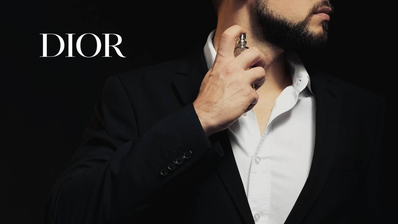 Homem de terno preto passando perfume; ao seu lado, uma logo da Dior