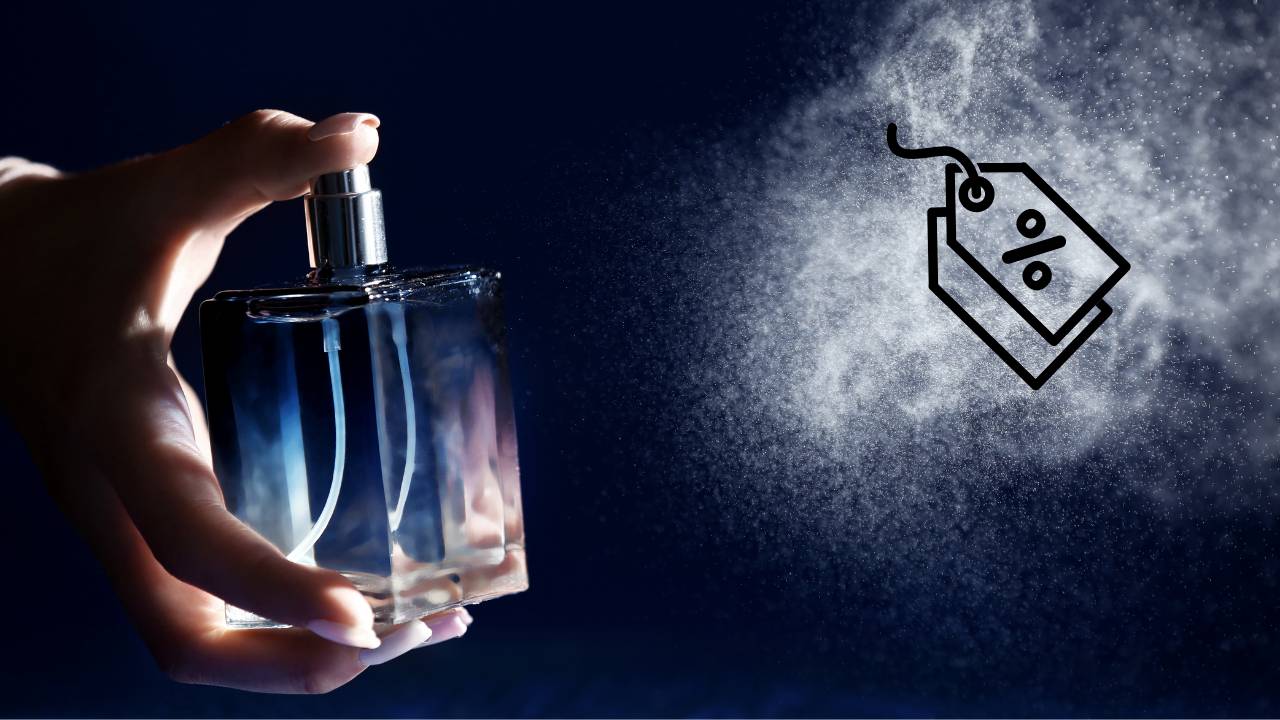 Mão feminina acionando um frasco de perfume