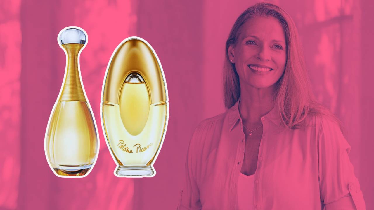 Montagem com mulher de cerca de 50 anos em uma imagem de tom rosa e dois frascos de perfumes importados ao seu lado