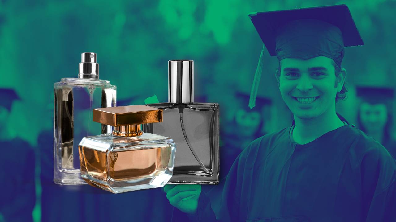 Frascos genéricos de perfumes masculinos em destaque; ao fundo, um homem com roupa de formando