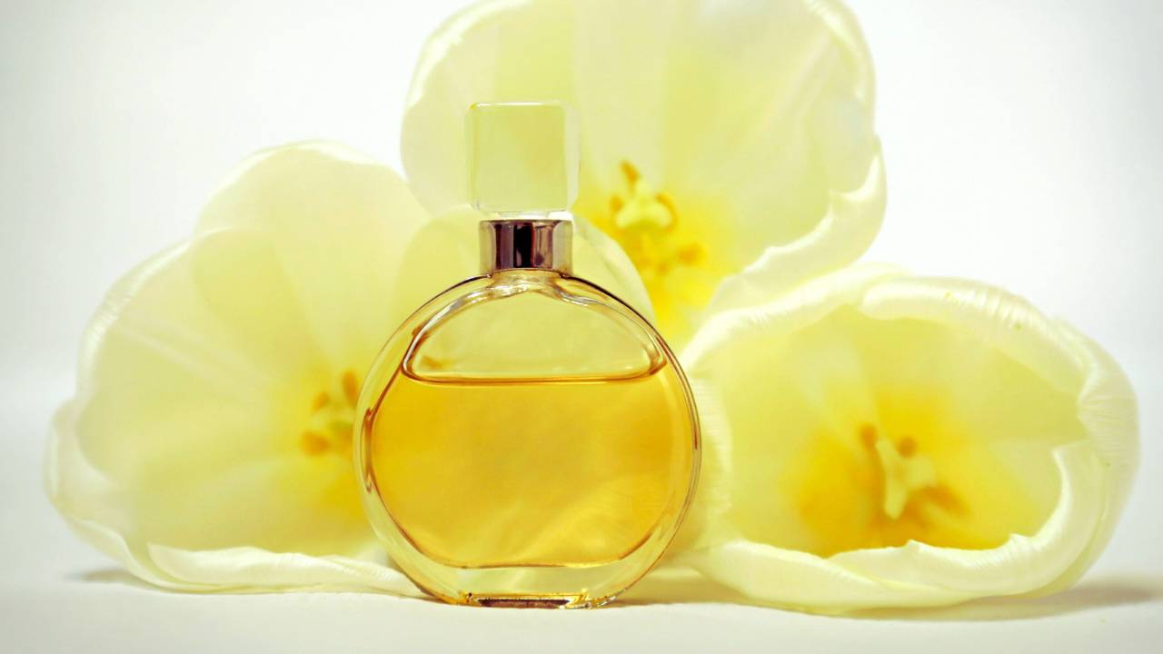 Um perfume de frasco amarelo