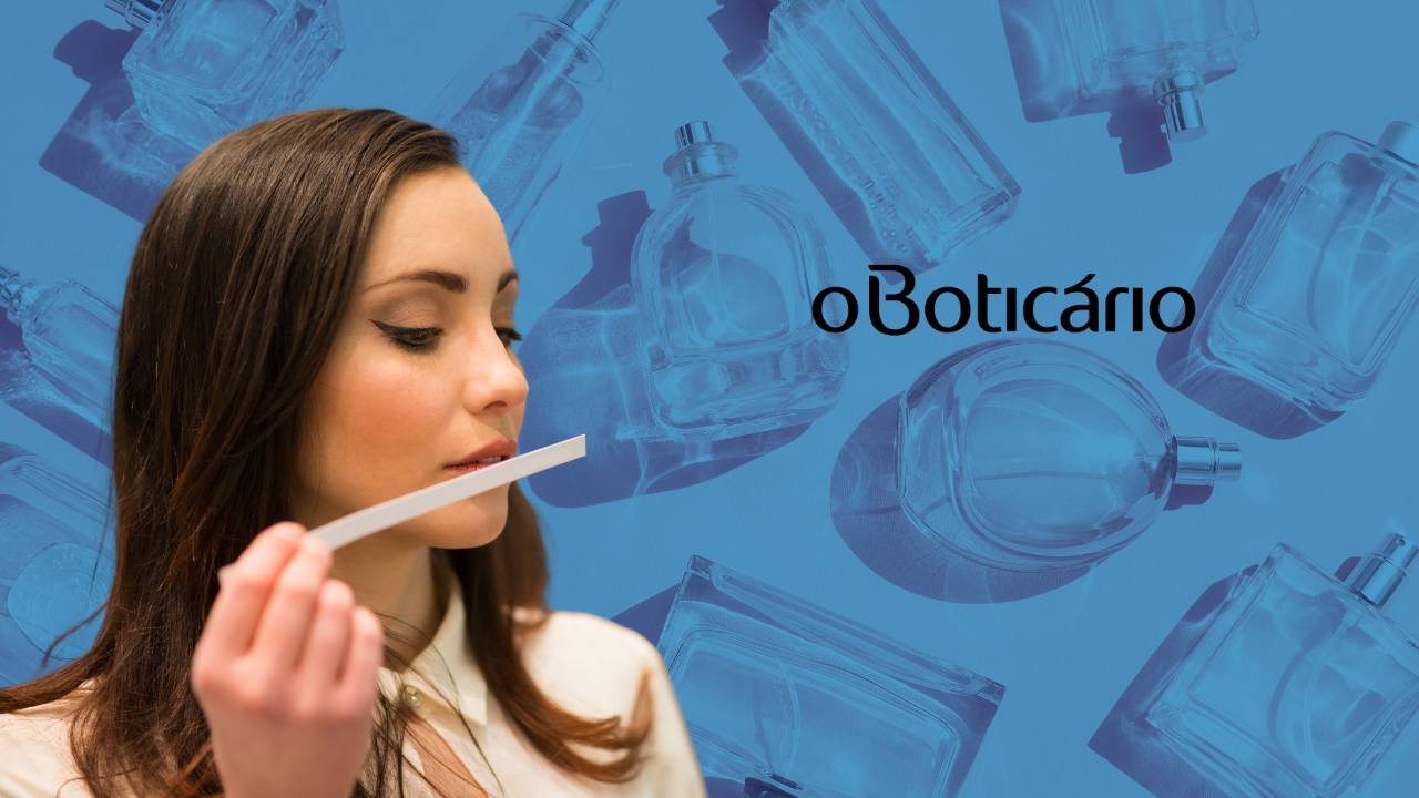 Mulher cheirando fita aromática; ao seu lado, uma logomarca do Boticário