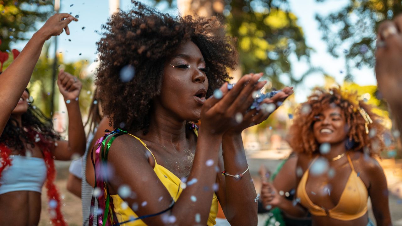 mulher celebrando carnaval