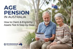 Casal idoso discutindo documento sobre aposentadoria na Austrália