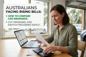 Mulher comparando opções de seguro de carro em laptop