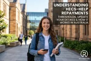 Jovem mulher sorrindo com smartphone e livros em campus universitário
