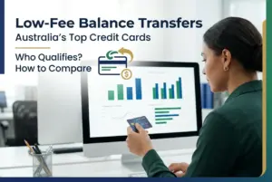 Mulher analisa gráficos financeiros no computador com cartão de crédito