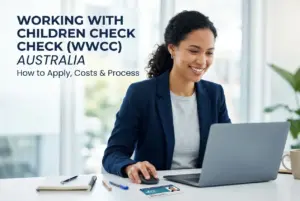 Mulher com laptop estudando educação financeira 2026